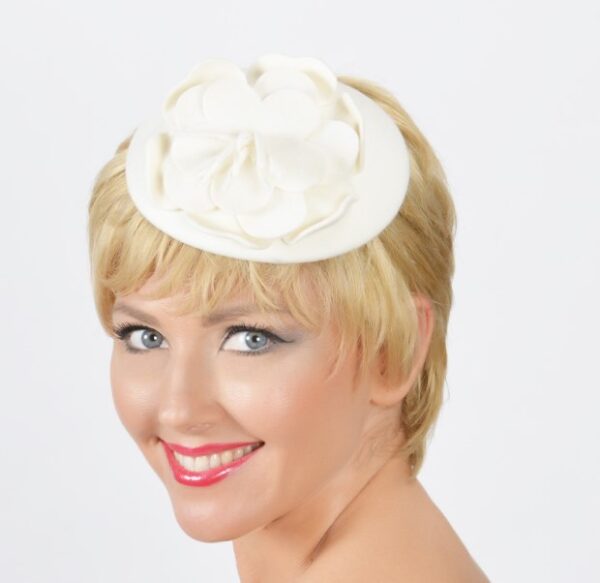 52507 White Wool Headpiece with Flower