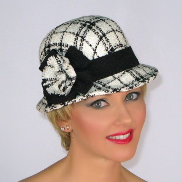 52644 White/Black Lines Wool Hat